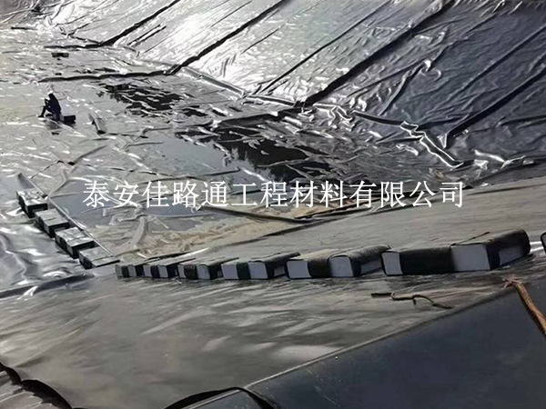 養(yǎng)殖防滲膜總在邊角漏?這些鋪設(shè)技巧要掌握 養(yǎng)殖防滲膜總在邊角漏?這些鋪設(shè)技巧要掌握