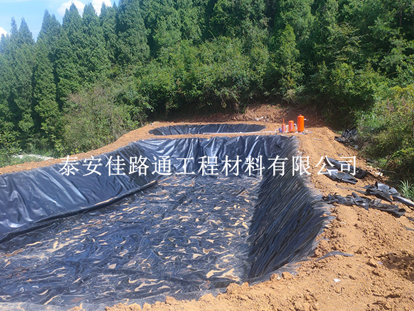 魚塘防滲膜穩得住?施工固定與保護技巧全解析 魚塘防滲膜穩得住?施工固定與保護技巧全解析